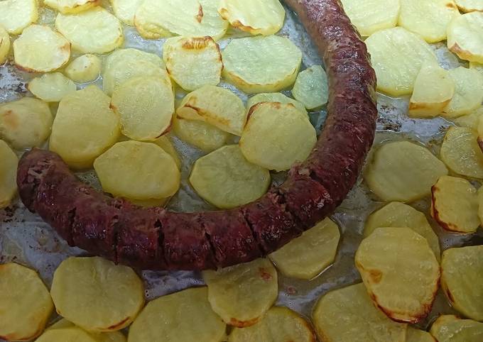 κύρια φωτογραφία συνταγής Λουκάνικα με πατάτες στην λαδόκολλα τσακ-μπαμ!!