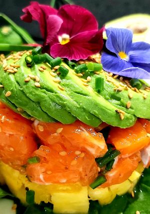 Une photo de Tartare de saumon à l'ananas et l'avocat