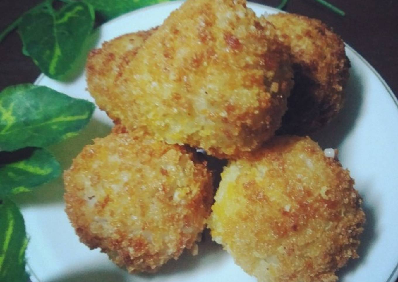 Bola nasi isi abon sapi