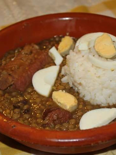 Una foto de Lentejas compuestas y arroz blanco!