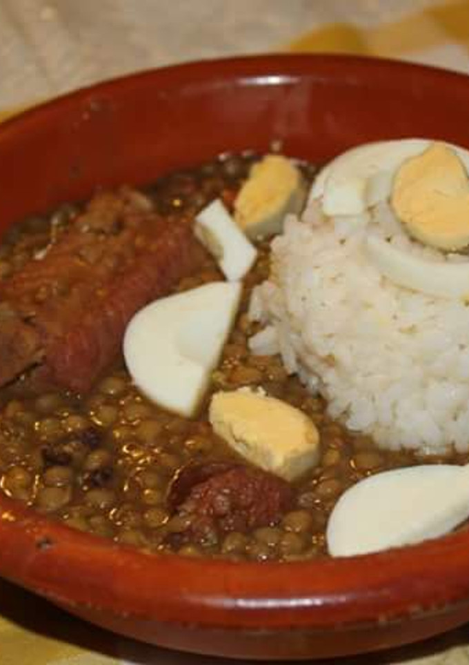 Una foto de Lentejas compuestas y arroz blanco!