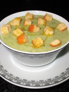 Una foto de Crema de calabacín y apio nabo y lechuga