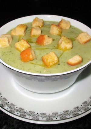 Una foto de Crema de calabacín y apio nabo y lechuga