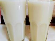 Una foto de batido de pera con yogur
