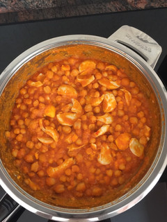 Una foto de Garbanzos con huevo y atún