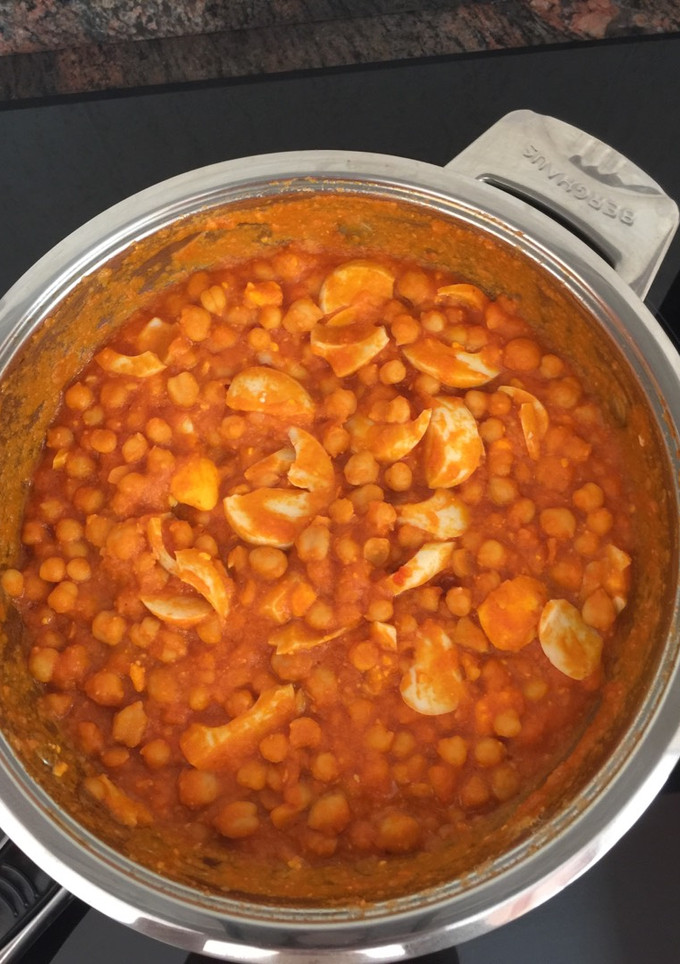 Una foto de Garbanzos con huevo y atún