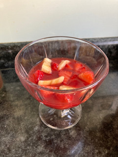 Una foto de Fresas y plátanos con naranjas de sangre