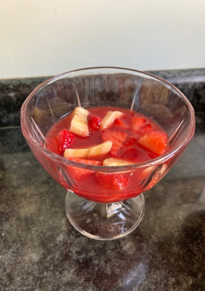 Una foto de Fresas y plátanos con naranjas de sangre