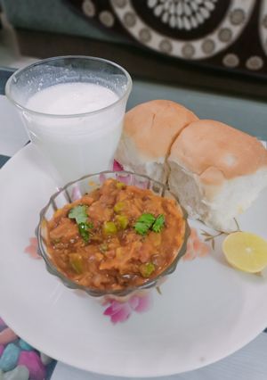 જૈન પાઉંભાજી (Jain Pavbhaji Recipe In Gujarati) રેસીપી મુખ્ય ફોટો
