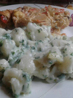 Una foto de Bastoncillos de pollo con papas a la crema