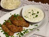 А-ля люля-кебаб в духовці з соусом і маринованою цибулею