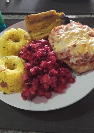 Una foto de ***Milanesa de Pollo a la Parmesana con Arroz y Ensalada***