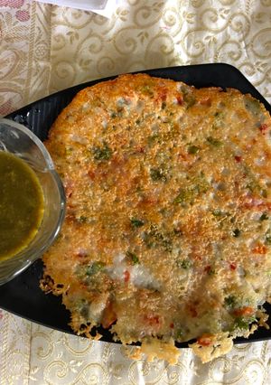 A picture of Suji vegetable uttapam.