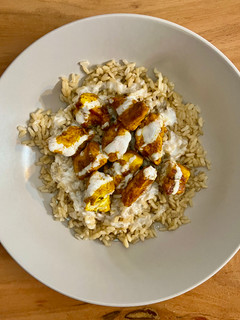 Una foto de 🍗 Pollo tandoori con arroz y salsa de yogur 🍚