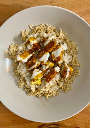 Una foto de 🍗 Pollo tandoori con arroz y salsa de yogur 🍚