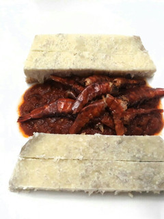 A picture of Boiled yam with tomato sauce and prawn.