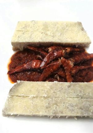 A picture of Boiled yam with tomato sauce and prawn.