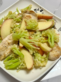 Una foto de Pechuga de pollo con coliflor y manzana
