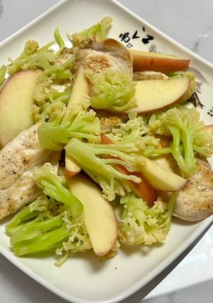Una foto de Pechuga de pollo con coliflor y manzana