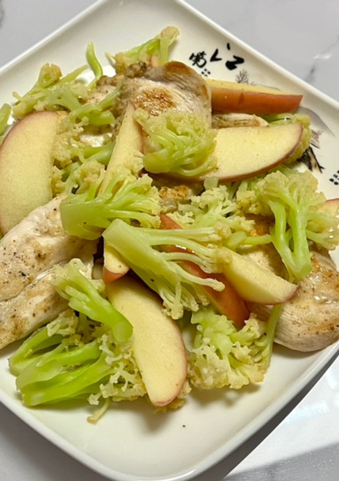 Una foto de Pechuga de pollo con coliflor y manzana
