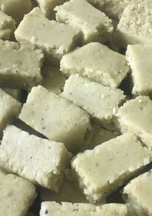 तिल की बर्फी (Till ki barfi recipe in hindi) रेसिपी मुख्य फोटो