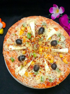 गोल्डन कॉर्न पिज़्ज़ा (Golden corn pizza recipe in Hindi) रेसिपी मुख्य फोटो