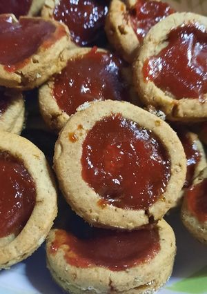 Una foto de Masitas integrales con membrillo y nuez