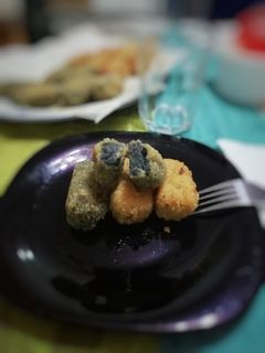 Una foto de Croquetas de calamares en su tinta