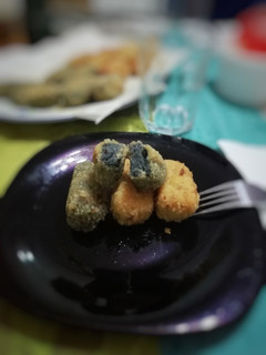 Una foto de Croquetas de calamares en su tinta