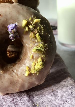 A picture of Vegan and glutenfree chai baked doughnuts.