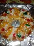 Roscón de reyes relleno de crema pastelera de almendras