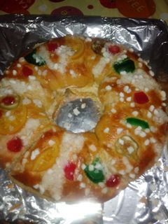 Una foto de Roscón de reyes relleno de crema pastelera de almendras