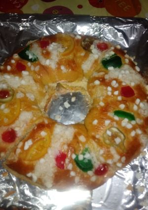 Una foto de Roscón de reyes relleno de crema pastelera de almendras