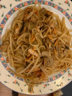 Una foto de Tallarines con pollo, champiñones y soja! 😋
