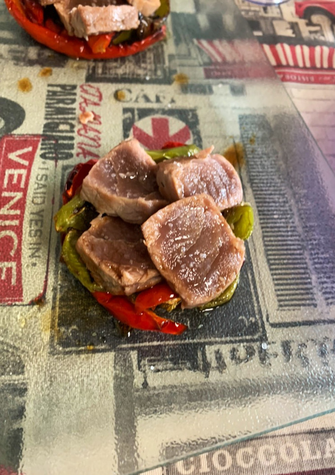 Una foto de Timbal de atún rojo con pimientos asados