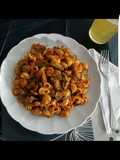 Tiburones salteados con champiñones y pollo en salsa de tomate