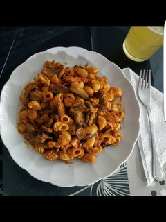 Una foto de Tiburones salteados con champiñones y pollo en salsa de tomate