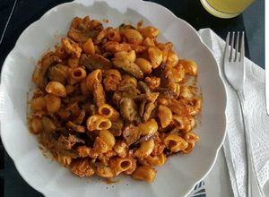 Foto principal de Tiburones salteados con champiñones y pollo en salsa de tomate