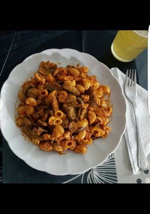 Una foto de Tiburones salteados con champiñones y pollo en salsa de tomate