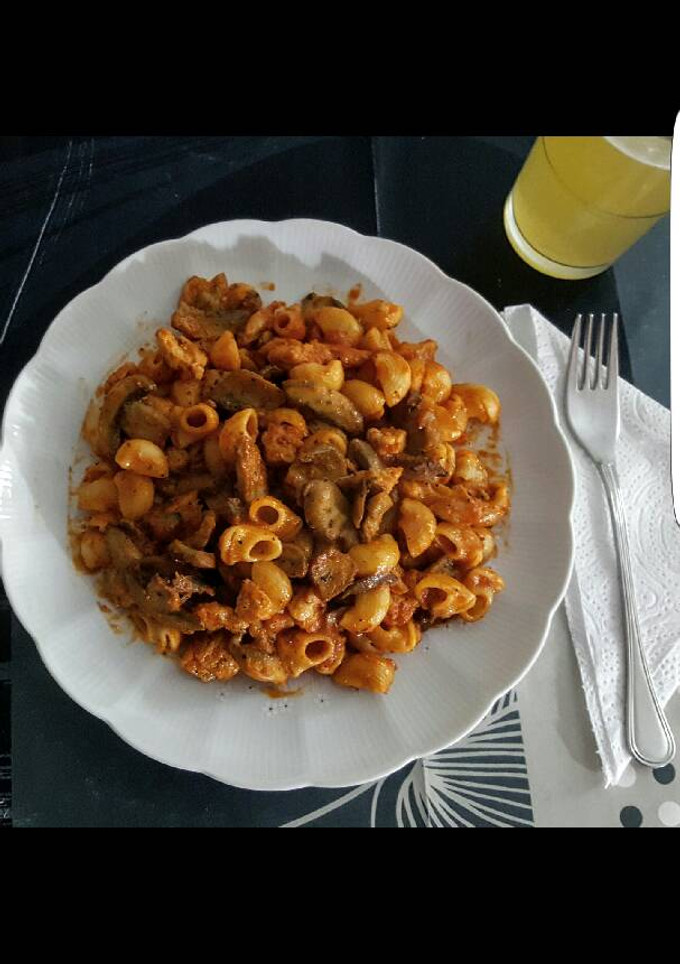 Una foto de Tiburones salteados con champiñones y pollo en salsa de tomate