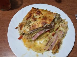 Una foto de Tarta/lasagna/milhojas de cuatro pisos... jeje no sé qué nombre ponerle pero salió rico