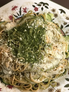 Una foto de Pasta fina de tomate y espinacas con salsa pesto tradicional