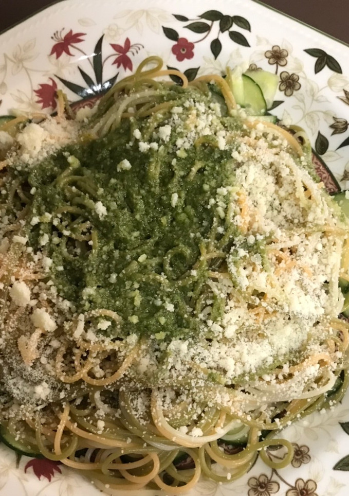 Una foto de Pasta fina de tomate y espinacas con salsa pesto tradicional
