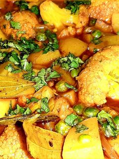 फूलगोभी आलू की सब्जी(full gobhi aloo ki sabji recipe in hindi) रेसिपी मुख्य फोटो