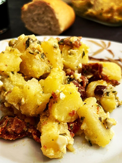 Una foto de Ensalada de patatas con vinagreta de huevo, tomate seco y aceitunas con concentrado de albahaca 🌿
