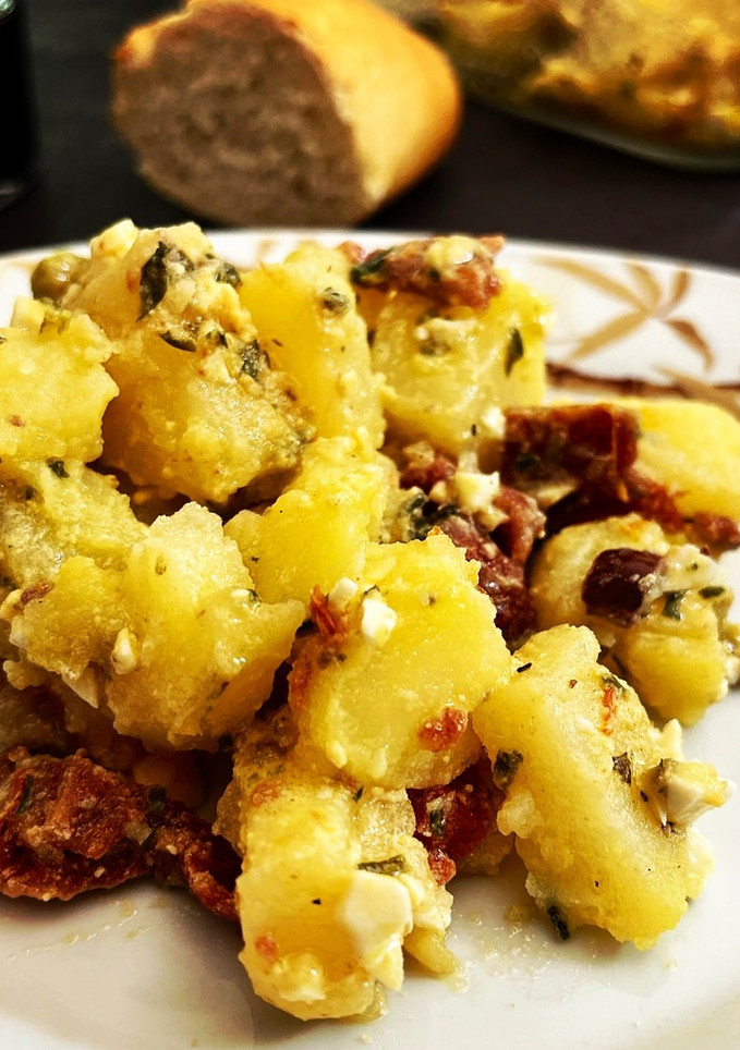 Una foto de Ensalada de patatas con vinagreta de huevo, tomate seco y aceitunas con concentrado de albahaca 🌿