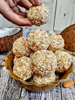 আমন্ড কোকোনাট লাড্ডু (Almond coconut ladoo recipe in Bengali) রেসিপির প্রধান ছবি