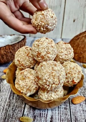 আমন্ড কোকোনাট লাড্ডু (Almond coconut ladoo recipe in Bengali) রেসিপির প্রধান ছবি