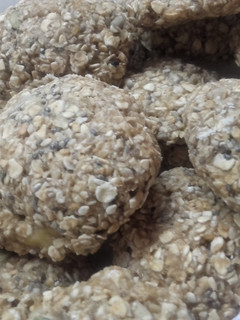 Una foto de Galletitas veganas de avena y banana♡