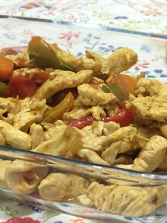Una foto de Pollo de fajitas al curry para cena con amigos 🎉💃🏻🕺